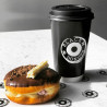 Sort dobbeltlagspapkrus med sort låg med 'black box donuts' logotryk