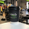Trykt dobbeltlagspapkrus med sort låg med 'Liberty Gym' logo